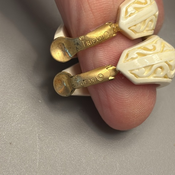 Gorgeous Crown Trifari celluloid filigree clip earrings! - Picture 6 of 7